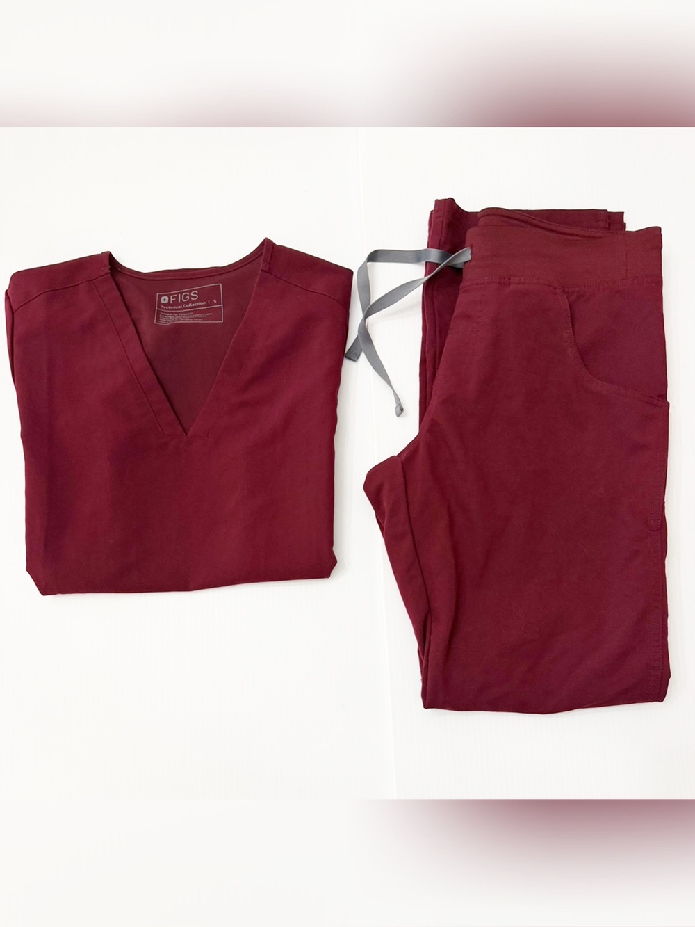 Figs Burgundy Scrub Set - Casma Top - Kade Cargo Scrub Pants Size Small
